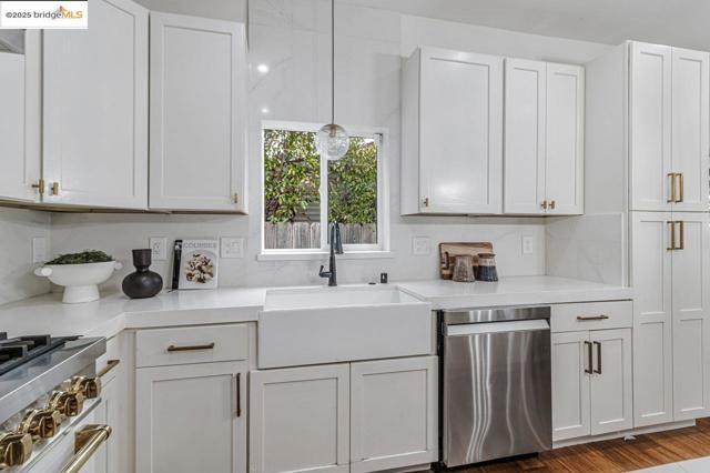 7900 Michigan Ave, Oakland CA: https://media.crmls.org/mediaz/6a3a53e2-4dd2-46b2-8404-66e831efbdb0.jpg