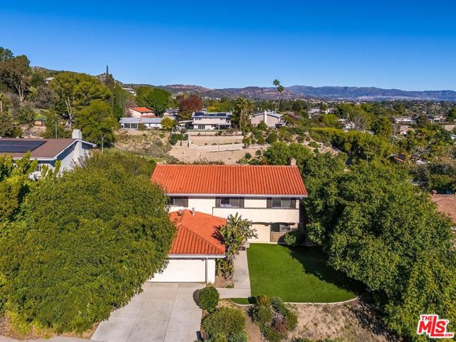 24561 Calvert Street, Woodland Hills CA: https://media.crmls.org/mediaz/6a3a5c42-4977-4862-8497-0bf35bf368e0.jpg