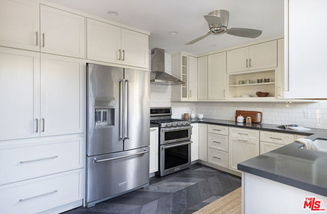 2432 Cloy Avenue, Venice CA: https://media.crmls.org/mediaz/6a3ad6ea-f673-4dab-8282-55cc6ae04402.jpg