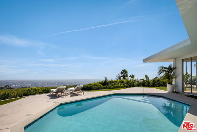 340 Trousdale Place, Beverly Hills CA: https://media.crmls.org/mediaz/6a3b07f9-e0a6-402b-93d5-9ed40943fa5f.jpg