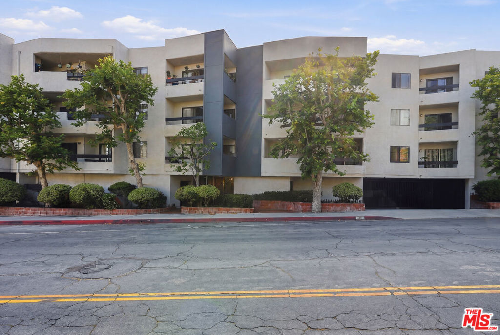1037 N Vista Street #206