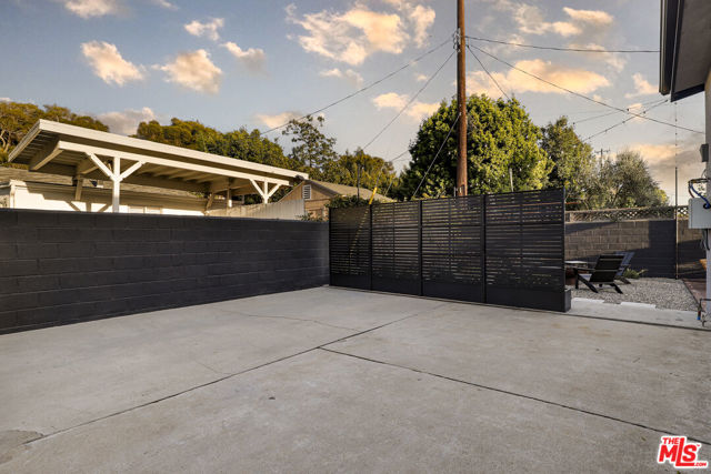 3744 Redwood Avenue, Los Angeles CA: https://media.crmls.org/mediaz/6a3b9999-3dbc-44ce-af51-d0eaf9aeeda7.jpg
