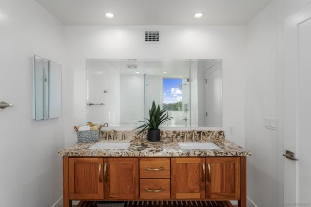 2648 State Street, Unit E, Carlsbad CA: https://media.crmls.org/mediaz/6a3bc34f-3f0b-40f0-a26c-8fe8642eb44e.jpg