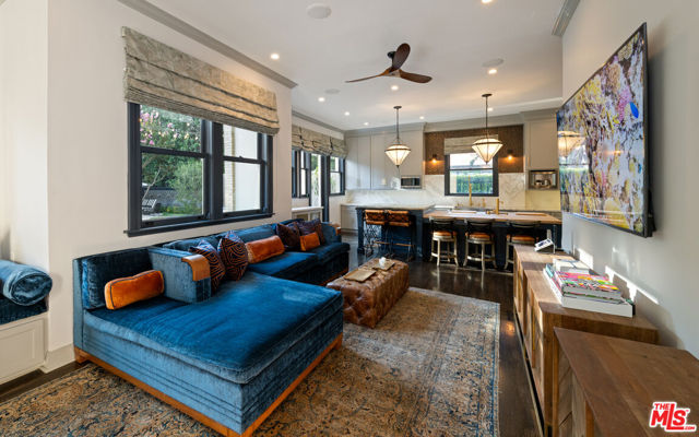 601 S Windsor Boulevard, Los Angeles CA: https://media.crmls.org/mediaz/6a3d7e31-64c2-4094-bfef-d9f75df5acc8.jpg