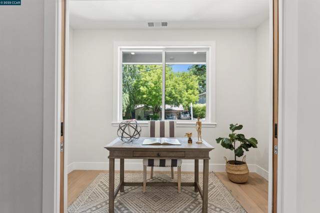 951 Yorkshire Ct, Lafayette CA: https://media.crmls.org/mediaz/6a3d9579-bcec-4113-bd19-5d5881d998a7.jpg