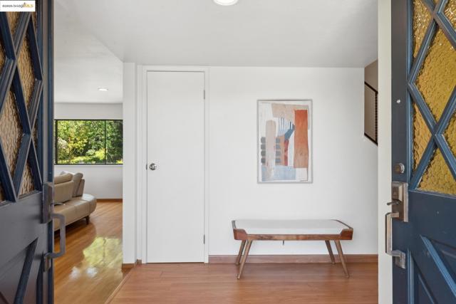13185 Clairepointe Way, Oakland CA: https://media.crmls.org/mediaz/6a3e9daa-f9b9-4c0f-b179-ac64a47e0d39.jpg