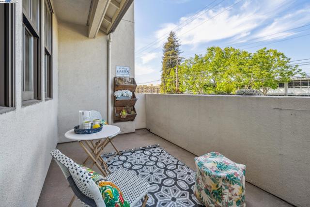 2110 Clement Ave, Alameda CA: https://media.crmls.org/mediaz/6a3f2222-b403-4f39-94ce-d0abf15ff910.jpg