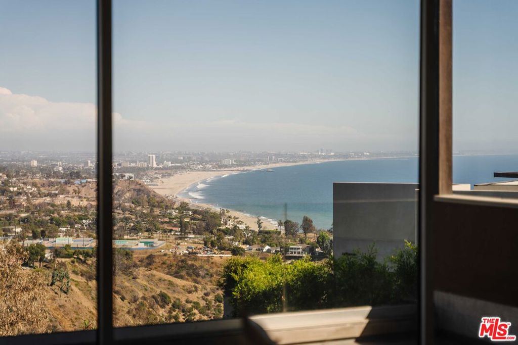 https://media.crmls.org/mediaz/6a3f3ac3-524f-42b1-8688-6c89b5a9b4a3.jpg?preset=X-Large
