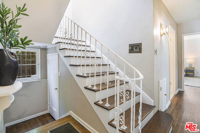 503 N Plymouth Boulevard, Los Angeles CA: https://media.crmls.org/mediaz/6a3f7cfe-7a8c-4ab1-9698-d09f60bade35.jpg