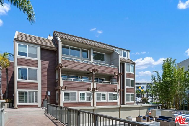 4200 Via Dolce, Marina del Rey CA: https://media.crmls.org/mediaz/6a3f90ef-5815-4765-a9e1-e67c6d97d21a.jpg