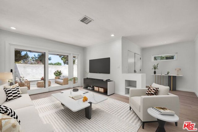 11472 Diller Avenue, Culver City CA: https://media.crmls.org/mediaz/6a3ffcb1-5135-4a77-b014-59a8948f92ed.jpg