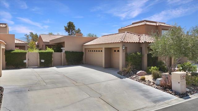 23 Pine Valley Drive, Rancho Mirage CA: https://media.crmls.org/mediaz/6a409eee-6acb-482d-8456-4737111d58c1.jpg