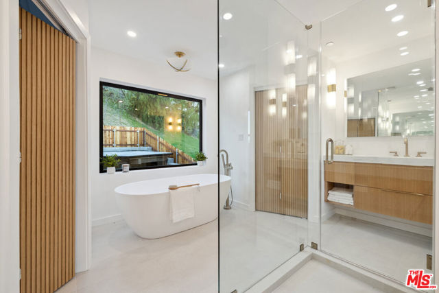 5221 Campo Road, Woodland Hills CA: https://media.crmls.org/mediaz/6a41e56b-62a6-405d-aeea-eb7dd3500124.jpg