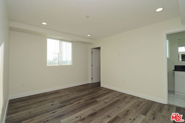 2121 S Burnside Avenue, Los Angeles CA: https://media.crmls.org/mediaz/6a43b299-8822-40ac-8ddf-d67f944553ab.jpg