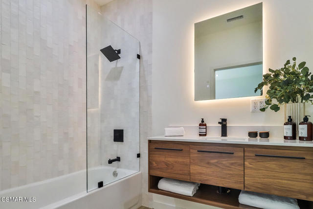 514 W Washington Boulevard, Pasadena CA: https://media.crmls.org/mediaz/6a43ecf7-cc19-41dd-a4d0-6fe4242e94c1.jpg