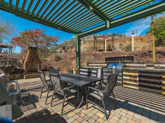 30419 Canyon Estates Road, Vista CA: https://media.crmls.org/mediaz/6a44bed1-475e-454a-999d-087c1a7cec94.jpg
