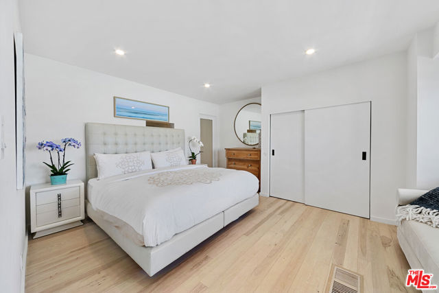 24928 Malibu Road, Malibu CA: https://media.crmls.org/mediaz/6a45430e-2334-46ce-8cd4-b469e29510fe.jpg