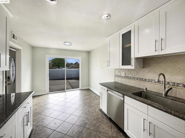 883 Calle De Verde, San Jose CA: https://media.crmls.org/mediaz/6a46cd14-05e0-42c9-acd9-d5dda5bf2991.jpg