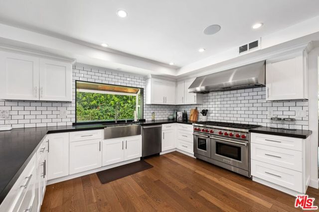 400 Chautauqua Boulevard, Pacific Palisades CA: https://media.crmls.org/mediaz/6a4710b0-4e34-412c-92ff-0111bb9d31c5.jpg