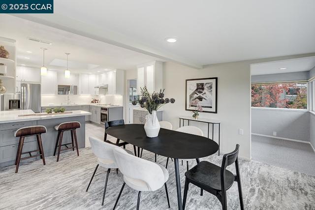 2900 Tice Creek Dr, Walnut Creek CA: https://media.crmls.org/mediaz/6a4761cb-ef75-4d76-a4cb-7a8549d10142.jpg