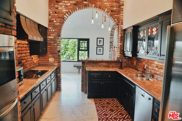 12751 Mulholland Drive, Beverly Hills CA: https://media.crmls.org/mediaz/6a477d97-0fe4-4a8a-8999-0ffe0c1ba415.jpg