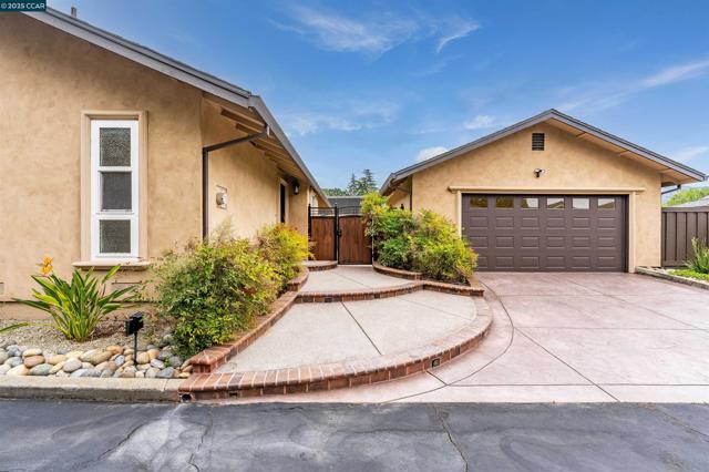 5588 Gonzalez Ct, Concord CA: https://media.crmls.org/mediaz/6a481139-7129-4b65-91bb-98ce48f7bfbd.jpg