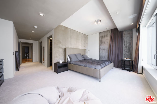 1155 S Grand Avenue, Los Angeles CA: https://media.crmls.org/mediaz/6a485c92-a257-4d9b-9361-5a36368c45a9.jpg
