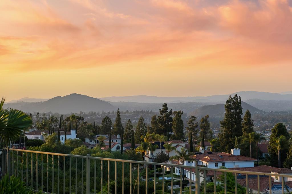 https://media.crmls.org/mediaz/6a4882a2-974c-487c-90d9-d4b7ee4b4759.jpg?preset=X-Large