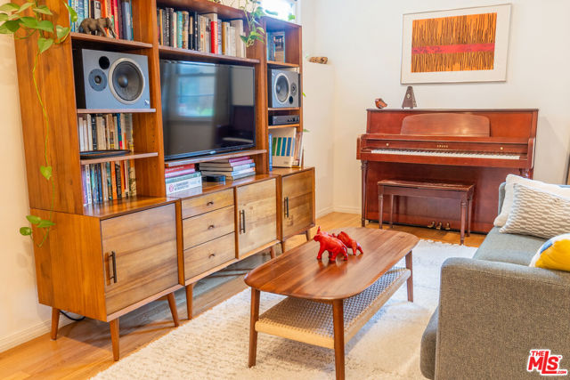 2434 Cazaux Place, Los Angeles CA: https://media.crmls.org/mediaz/6a4a8b78-8ceb-4a3f-a4ea-70cb088d5f87.jpg