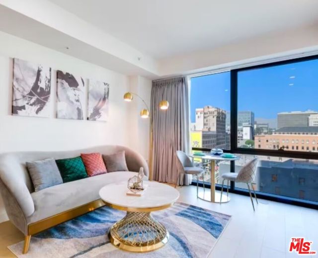 400 S Broadway, Los Angeles CA: https://media.crmls.org/mediaz/6a4aeb41-b28a-4b34-ba73-6edaf33aade6.jpg