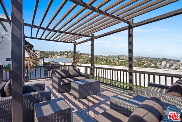 7250 Franklin Avenue, Los Angeles CA: https://media.crmls.org/mediaz/6a4b9638-3446-470c-8ffd-3c2367fd680b.jpg