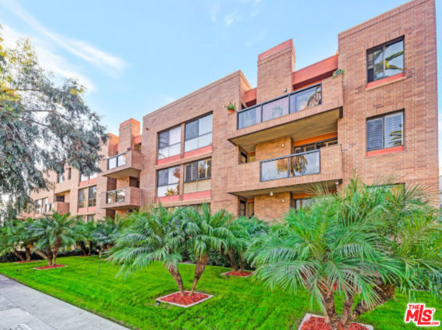 235 S Tower Drive, Beverly Hills CA: https://media.crmls.org/mediaz/6a4beed2-79a6-499f-ba34-32ab019ec9f2.jpg