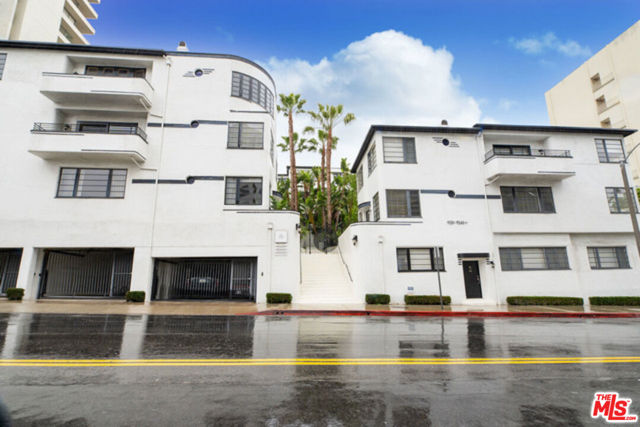 9243 Doheny Road, West Hollywood CA: https://media.crmls.org/mediaz/6a4c1171-1e8b-4832-bc95-a5501a88b392.jpg