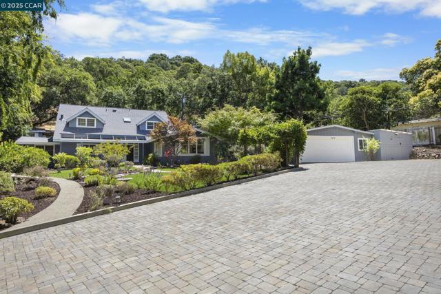 3475 Springhill Rd, Lafayette CA: https://media.crmls.org/mediaz/6a4c41ec-cc9f-4a1c-b98f-b95fcb851a7b.jpg