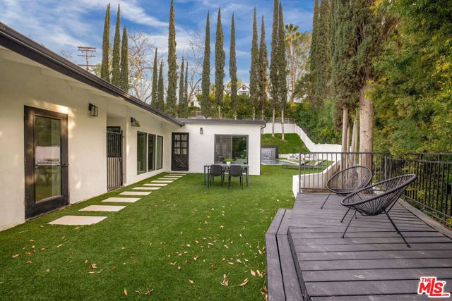 16733 Oak View Drive, Encino CA: https://media.crmls.org/mediaz/6a4c430f-1d7b-4fd9-a5b9-60a6489cf081.jpg