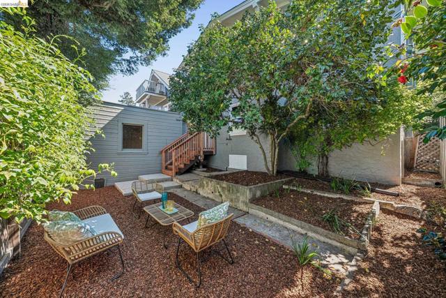 21 Portsmouth Road, Piedmont CA: https://media.crmls.org/mediaz/6a4caec1-b820-4063-9a08-2af98e35fe96.jpg