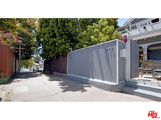 111 Dudley Avenue, Venice CA: https://media.crmls.org/mediaz/6a4d637a-4a0f-441d-921a-473ef8f1e155.jpg
