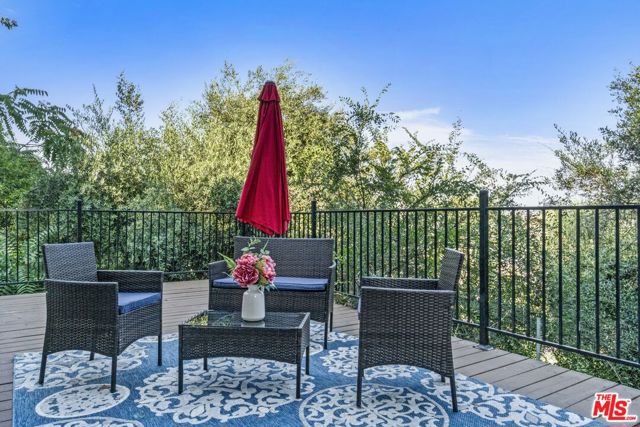 2315 Loma Vista Place, Los Angeles CA: https://media.crmls.org/mediaz/6a4e104d-28c9-4d85-a3a6-2de0ad8328e3.jpg