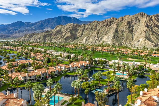 79798 Olympia, La Quinta CA: https://media.crmls.org/mediaz/6a4eb02b-f2fe-4286-8d6a-61786750ca94.jpg