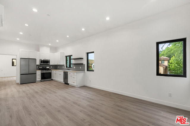 8931 Hubbard Street, Culver City CA: https://media.crmls.org/mediaz/6a4f05ad-4e07-4fed-a85b-3455927a4dcf.jpg