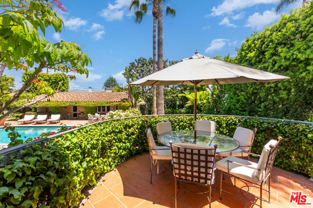812 N BEDFORD Drive, Beverly Hills CA: https://media.crmls.org/mediaz/6a51de72-c61a-4c34-87ff-c84cc4d744e6.jpg