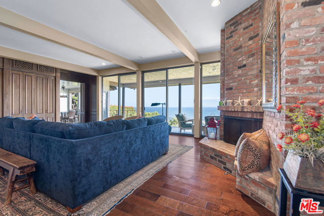 29008 Cliffside Drive, Malibu CA: https://media.crmls.org/mediaz/6a53266a-49b1-4b52-b305-5c695f0d8d4c.jpg