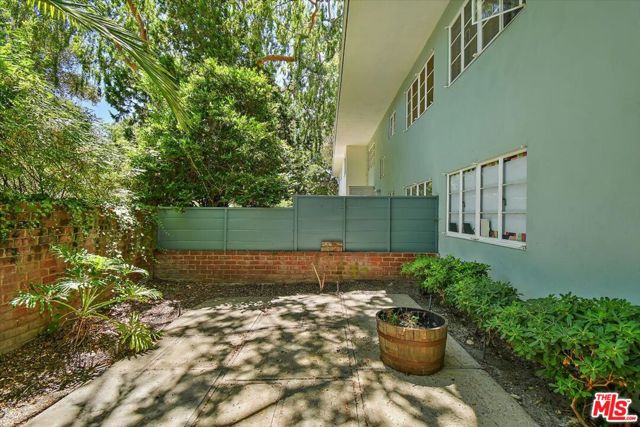 5381 Village, Los Angeles, California 90016, 2 Bedrooms Bedrooms, ,1 BathroomBathrooms,Condominium,For Sale,Village,24422579