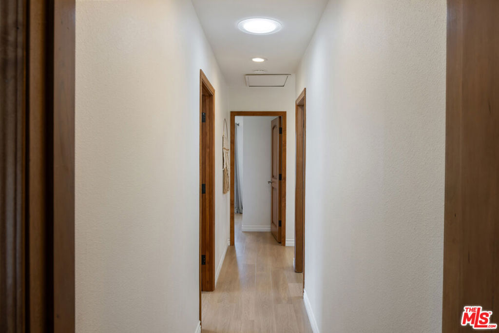 https://media.crmls.org/mediaz/6a538c95-e038-44df-9eec-104ebd58c672.jpg?preset=X-Large