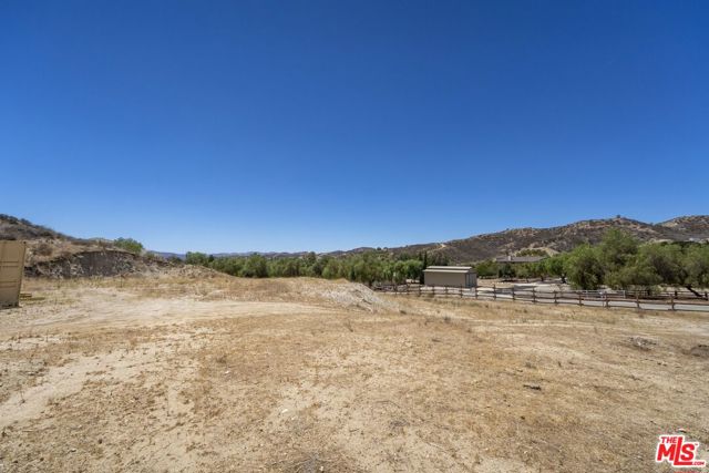 30700 Romero Canyon Road, Castaic CA: https://media.crmls.org/mediaz/6a53c6e1-0f43-4d1d-972f-aeefae32b16e.jpg