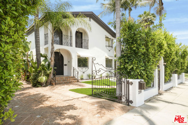 209 N Doheny Drive, Beverly Hills CA: https://media.crmls.org/mediaz/6a54c2ca-8e63-4c3b-96c1-3edc71510882.jpg