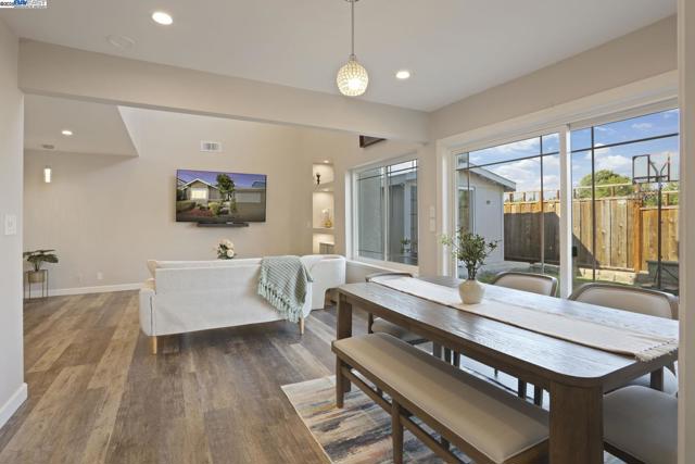 10034 Foxboro Cir, San Ramon CA: https://media.crmls.org/mediaz/6a54e859-9188-472d-8565-7d9c05ff1ec5.jpg