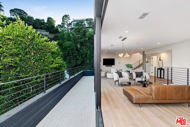 2164 Sunset Plaza Drive, Los Angeles CA: https://media.crmls.org/mediaz/6a550fdb-0560-42b2-8cf7-00c3adb835f9.jpg