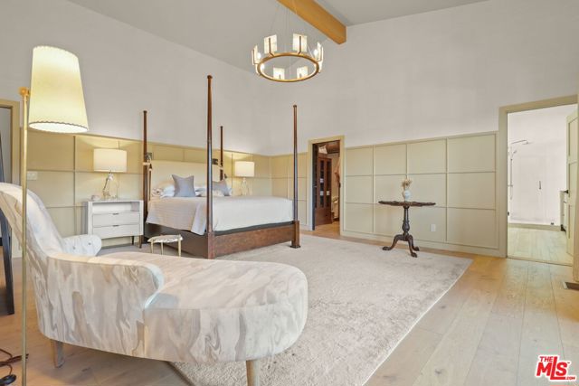 2835 Oak Point Drive, Los Angeles CA: https://media.crmls.org/mediaz/6a56aedb-6f16-44dc-ba08-6031c630f5ca.jpg