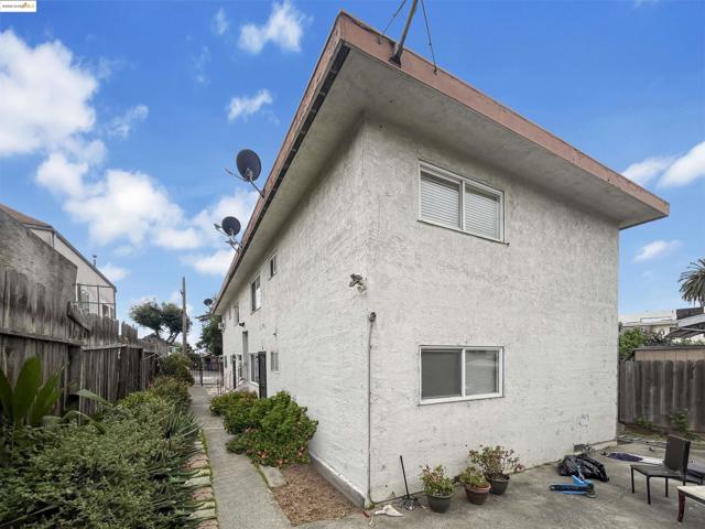 2120 E 22Nd St, Oakland CA: https://media.crmls.org/mediaz/6a5726dc-e394-4ad7-98ef-3041d20d7014.jpg